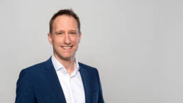 Dr. med. Til Berger mit Anzug