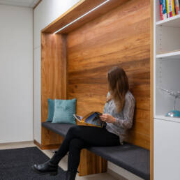 Gemütlicher Wartebereich mit spannenden Reiseführern