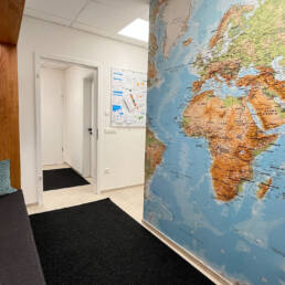 Gemütlicher Wartebereich mit Weltkarte